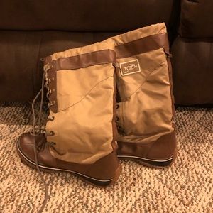 Toz high snow boots with laces. Tan/brown color